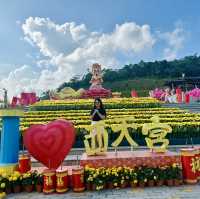 Explore Si Thian Kong Temple: Stunning Decor and the Fun Shouting Fountain
