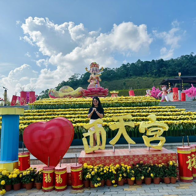 Explore Si Thian Kong Temple: Stunning Decor and the Fun Shouting Fountain