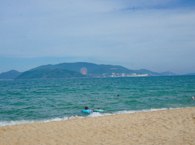 예쁜 건축물과 파도가 있는 나트랑 해변
