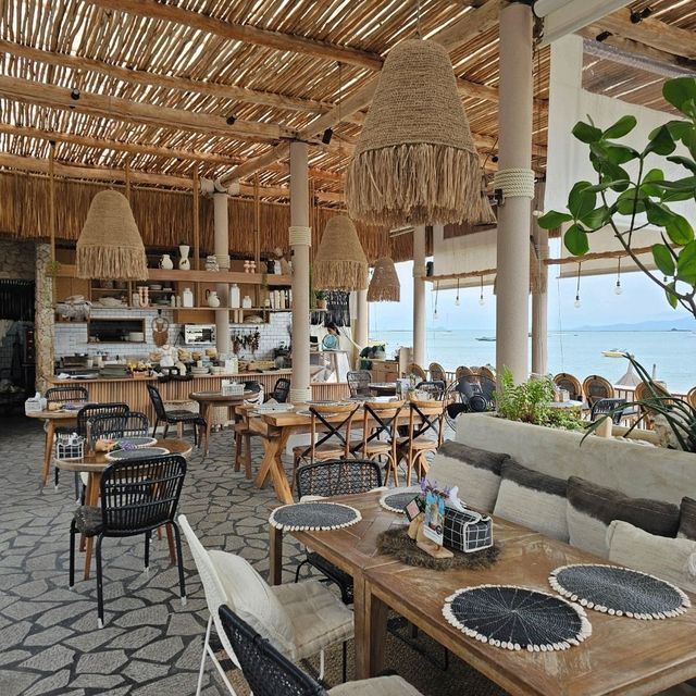 คาเฟ่บีชบาร์ที่สวยตรงปกของสมุย
