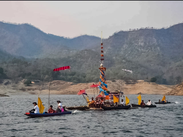ประเพณีขึ้นไหว้สาสรงน้ำพระบรมธาตุแก่งสร้อย