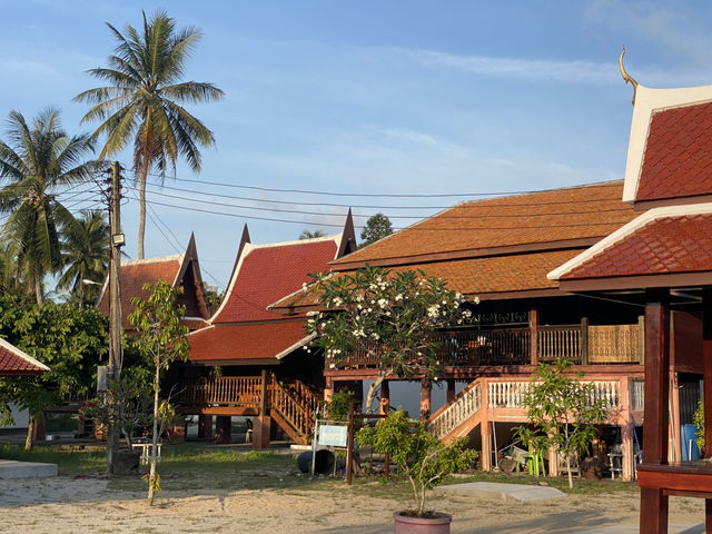 วัดสารวัน วัดสวยในไม้แก่น