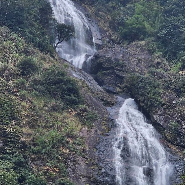 น้ำตกสีเงิน silver waterfall