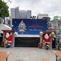 たくさんのサンタクロース！「天神クリスマスマーケット」