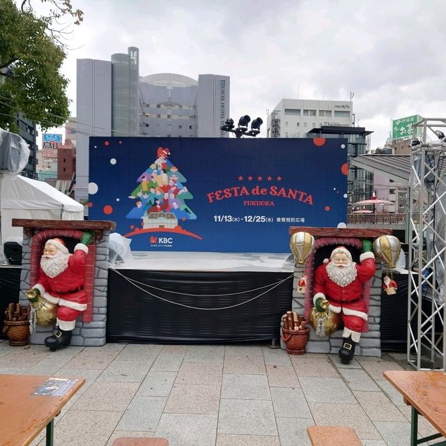 たくさんのサンタクロース！「天神クリスマスマーケット」