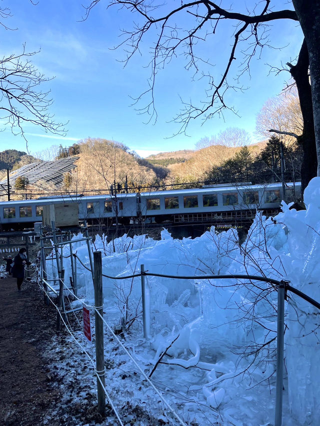【秩父の冬の風物詩】三大氷柱  電車とのツーショットも撮れる氷柱