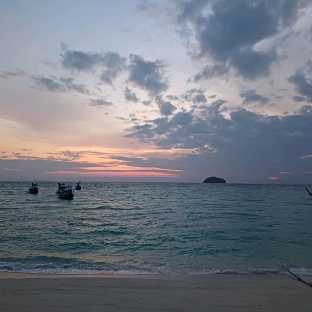 泰國麗貝島著名海灘景點:日出海灘，欣賞日出最佳地點，適合拍照📸打卡游泳