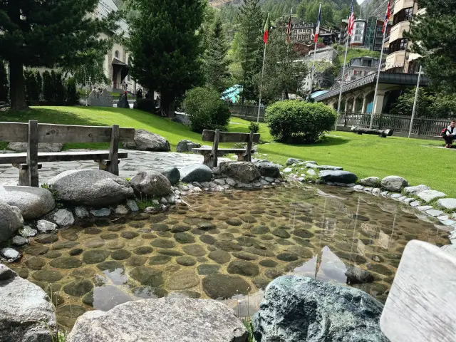 瑞士🇨🇭 策馬特｜教堂公園🌸 充完日式的亭院🏯