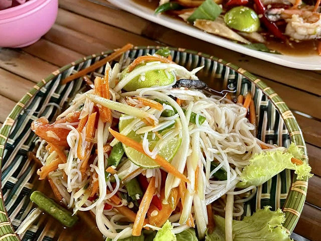 คาเฟ่กลางทุ่งนาวิวสุดปัง คาเฟ่สุดชิล อาหารอร่อย
