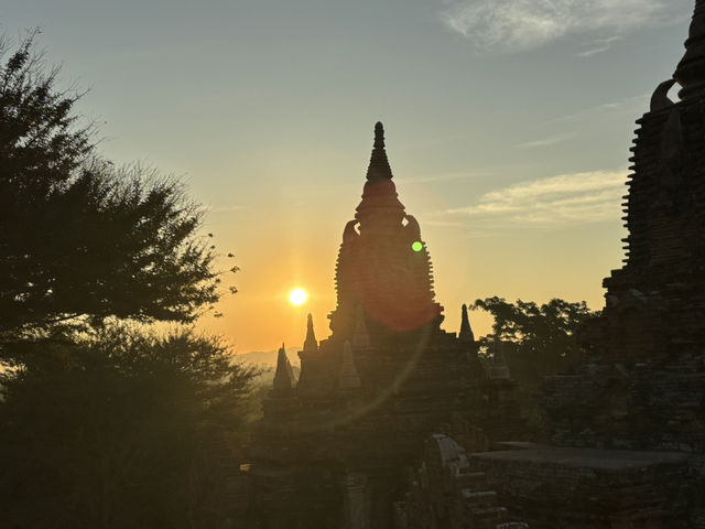 ミャンマーのバガンの川辺で眺めた夕陽、道端の朝日