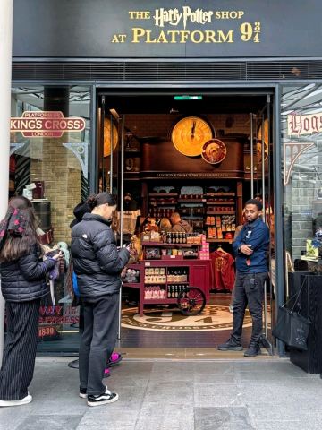 Platform 9¾, a must-visit tourist hotspot espeacially Harry