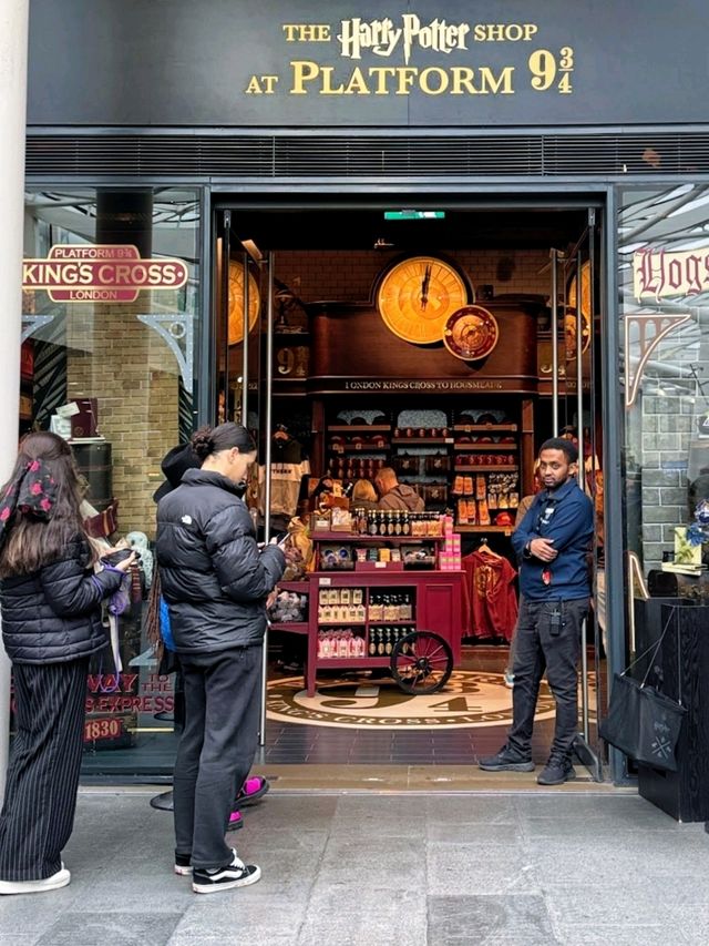 Platform 9¾, a must-visit tourist hotspot espeacially Harry Portter fans!