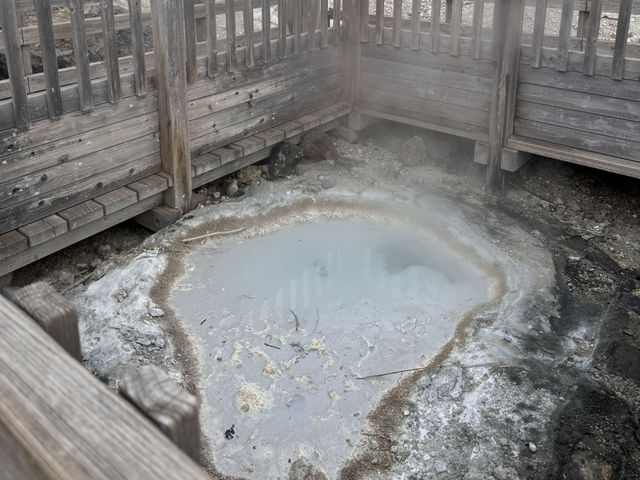 日和山火山噴發所形成地獄谷🤩