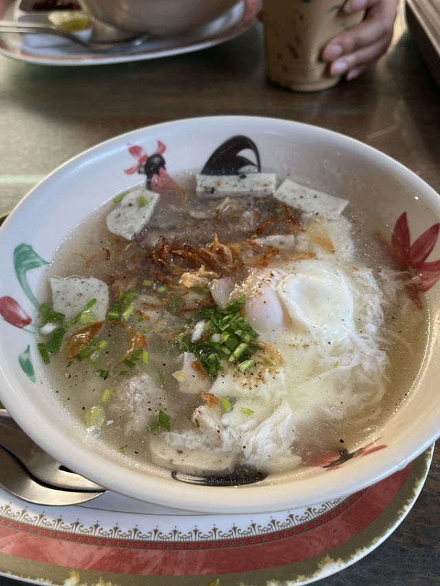 ก๋วยเตี๋ยวปายฟ้า – อร่อยคลาสสิกในบรรยากาศย้อนยุค