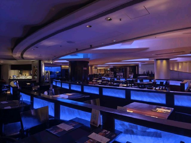 有桌球玩及飛鏢機的酒店酒吧