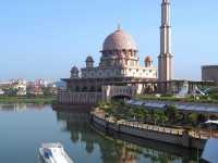 🚢 Cruise Tasik Putrajaya Review: A Scenic Escape in Malaysia’s Futuristic City! 🌸