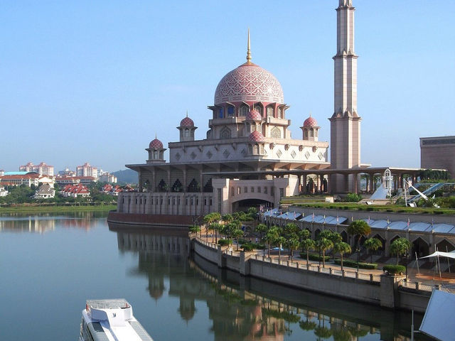 🚢 Cruise Tasik Putrajaya Review: A Scenic Escape in Malaysia’s Futuristic City! 🌸