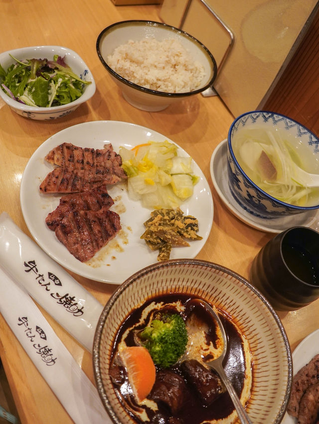 仙台車站牛舌街的牛たん焼助｜排隊一小時吃炭火燒牛舌
