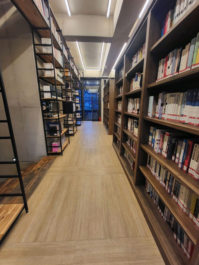 韓國清州 這間清州韓屋咖啡廳！圖書館美學，拍照控先收藏 位於清州的후마니타스（HUMANITAS）