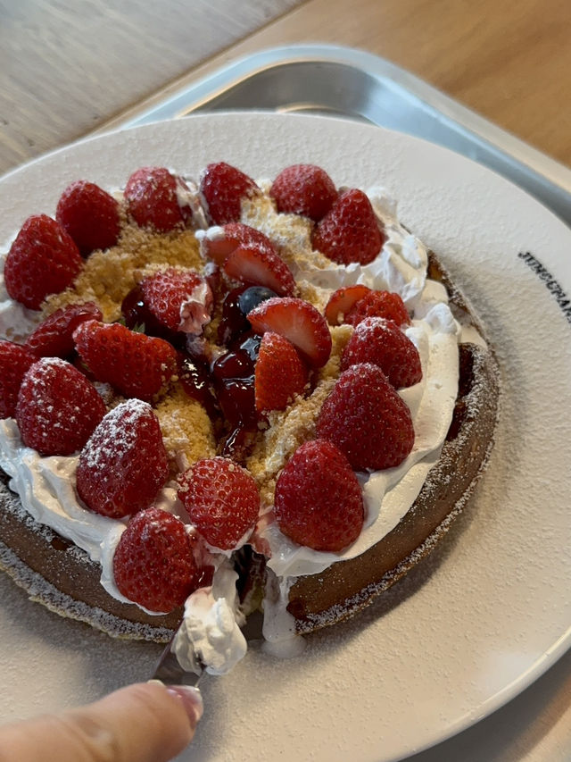 釜山でお気に入りの苺ワッフル🧇🍓