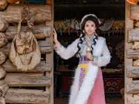 Timeless Beauty in Lijiang: A Tibetan Costume Photoshoot Amidst the Grasslands