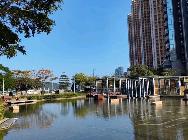 Laid-Back Waterfront Chill Spot Laid-Back Waterfront Chill Spot