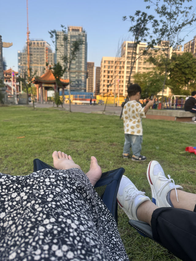 親子景點 新北新莊居然有這麼好玩的公園和大草地！