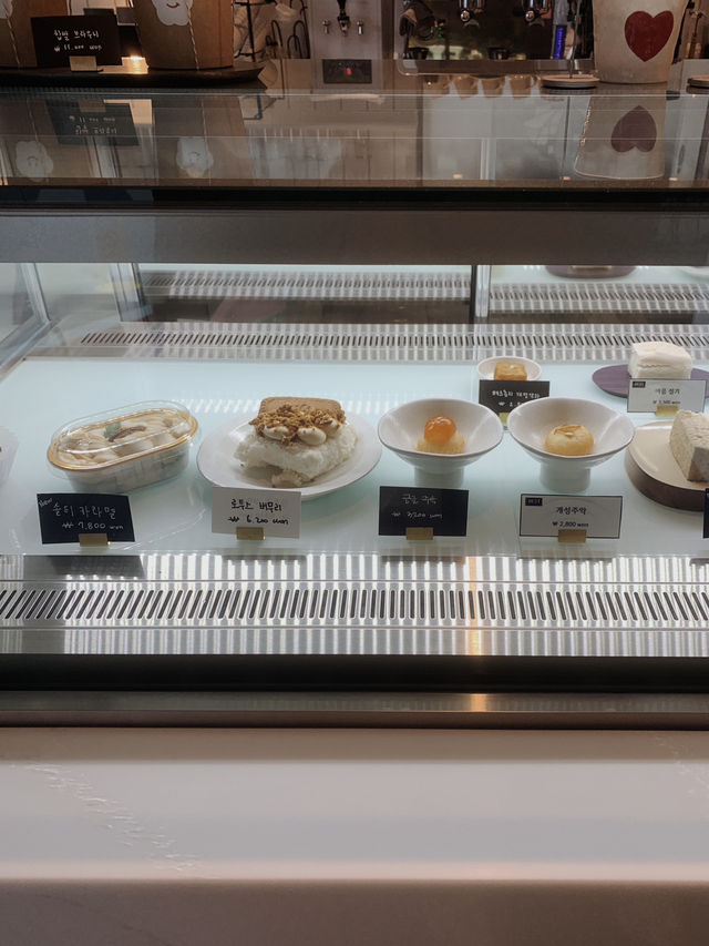 전통 한국 디저트를 맛볼 수 있는 여음