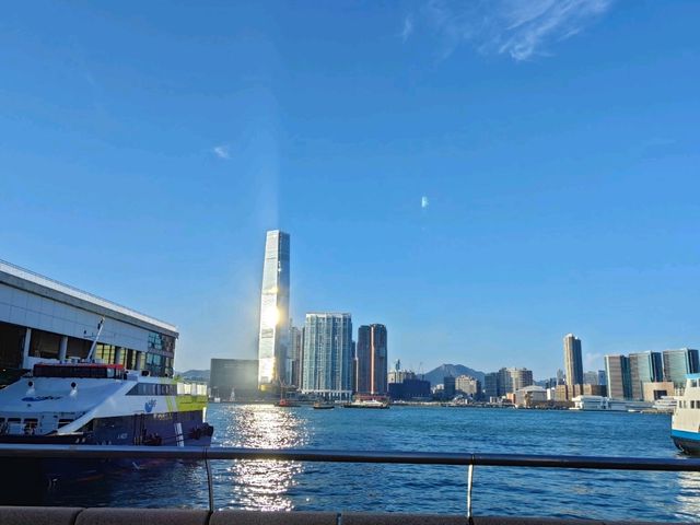🌃✨ **香港浮世繪｜維港與廟街的魔幻對照記** 🏮🚢  