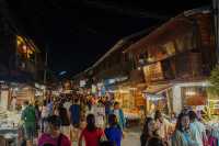 เที่ยวถนนคนเดินเชียงคานหน้าฝน ของกินฉ่ำ