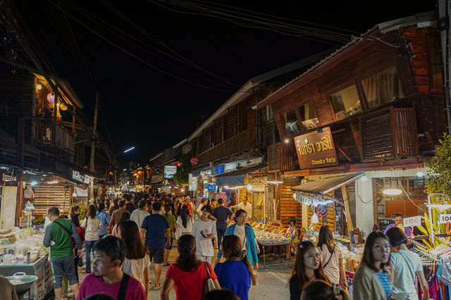 เที่ยวถนนคนเดินเชียงคานหน้าฝน ของกินฉ่ำ
