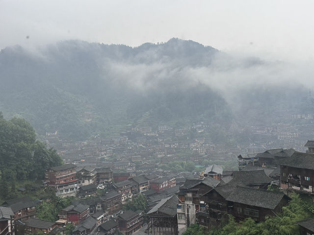 千戶燈火，夜雨瀟瀝，晨起雞鳴，雲靄纏綿