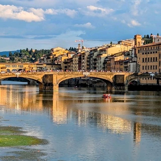 イタリア、フィレンツェのアルノ川沿いを散歩してリラックス