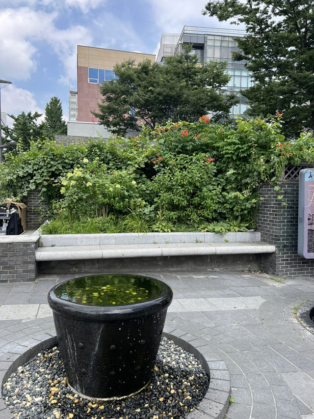 북촌길을 함께 걷고 인사동에서 기념품도 사고 함께해요