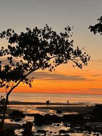 🌅 Sunset at Tanjung Aru – KK’s Golden Hour You’ll Never Forget 🌴✨