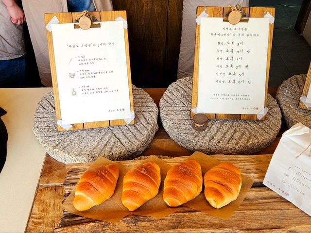 They sell only 1 type of bread, and the queue is long!!!