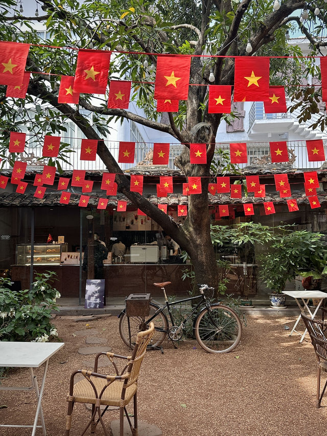 胡志明探店ෆ⃛ 最美古宅咖啡與光影的午後🍃