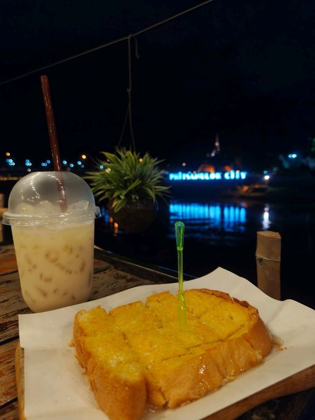 กินนม ขนมปัง ชมบรรยากาศแม่น้ำน่านยามค่ำคืน