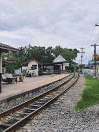 สถานีรถไฟบ้านแหลมนั่งสามล้อชมเมืองท่าฉลอม