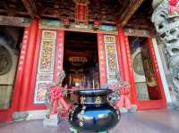 พามาขอพรวัดเก่าแก่บนเกาะCijin Kaohsiung
