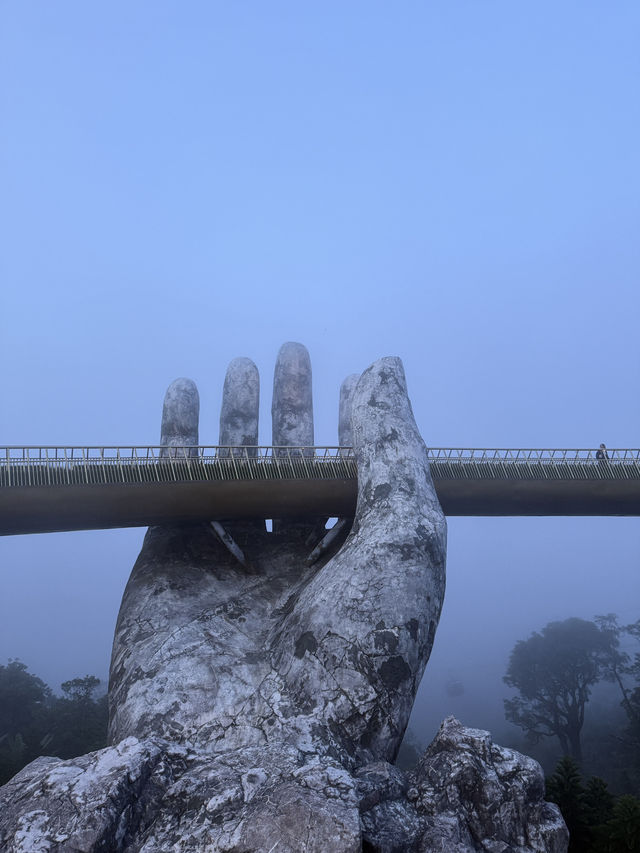 สะพานมือยักษ์ Golden Bridge