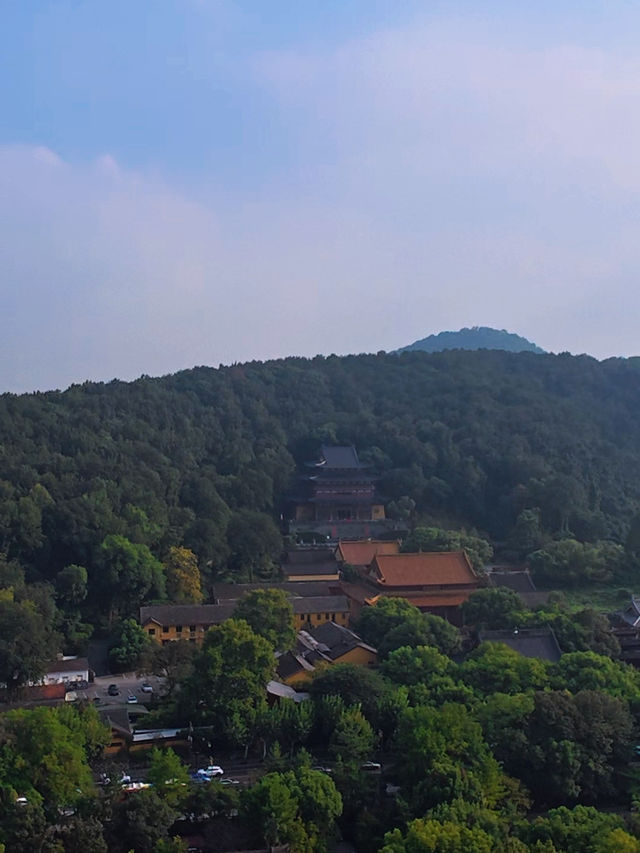 Leifeng Pagoda – หอคอยแห่งตำนานริมทะเลสาบซีหู Leifeng Pagoda – หอคอยแห่งตำนานริมทะเลสาบซีหู