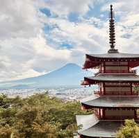 🏔「鳥居、五重塔與富士山同框，這就是日本最經典的風景。」