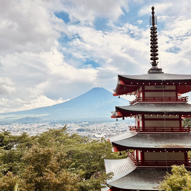 🏔「鳥居、五重塔與富士山同框，這就是日本最經典的風景。」