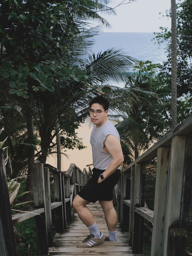 🌴 สะพานไม้หาดในทอน – มุมลับริมทะเลภูเก็ต 🌊