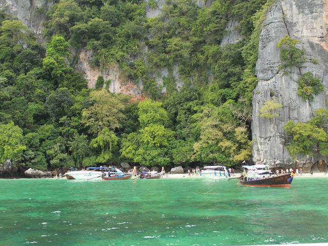 ครั้งแรกที่เกาะพีพี: เหงา แต่ภูมิใจสุด ๆ 🏝️💙  
