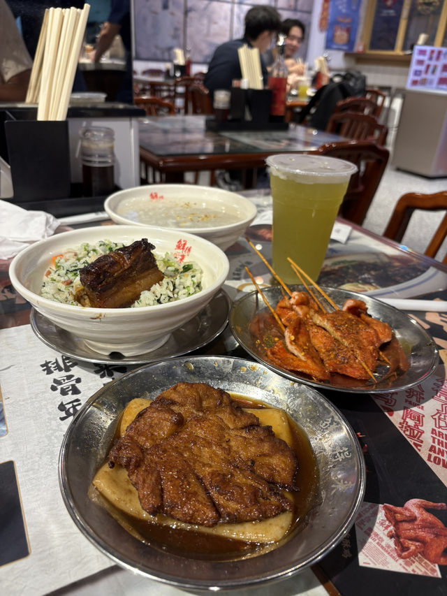鮮得來上海好味道，排骨年糕童年記憶，東坡肉菜飯堪稱一絕