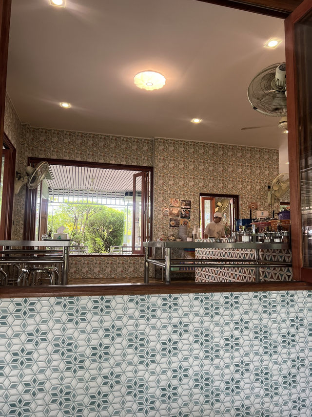 ร้านป้าขาว ขนมจีนเมืองคอน