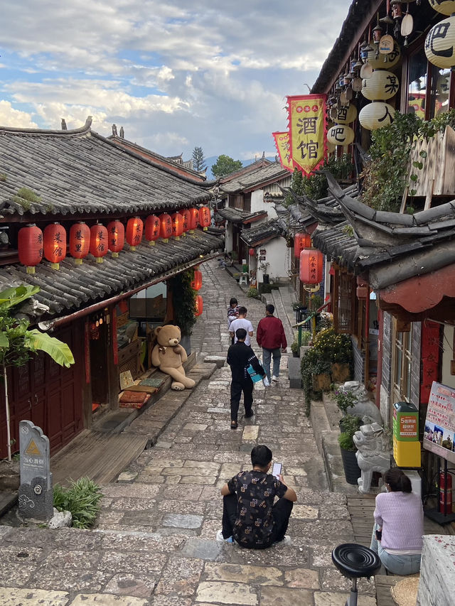 Walking through Lijiang Ancient Town is a total vibe! 🌈