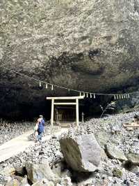 洞窟内の鳥居・・神秘的な雰囲気 願いを叶える為に積まれた石・・